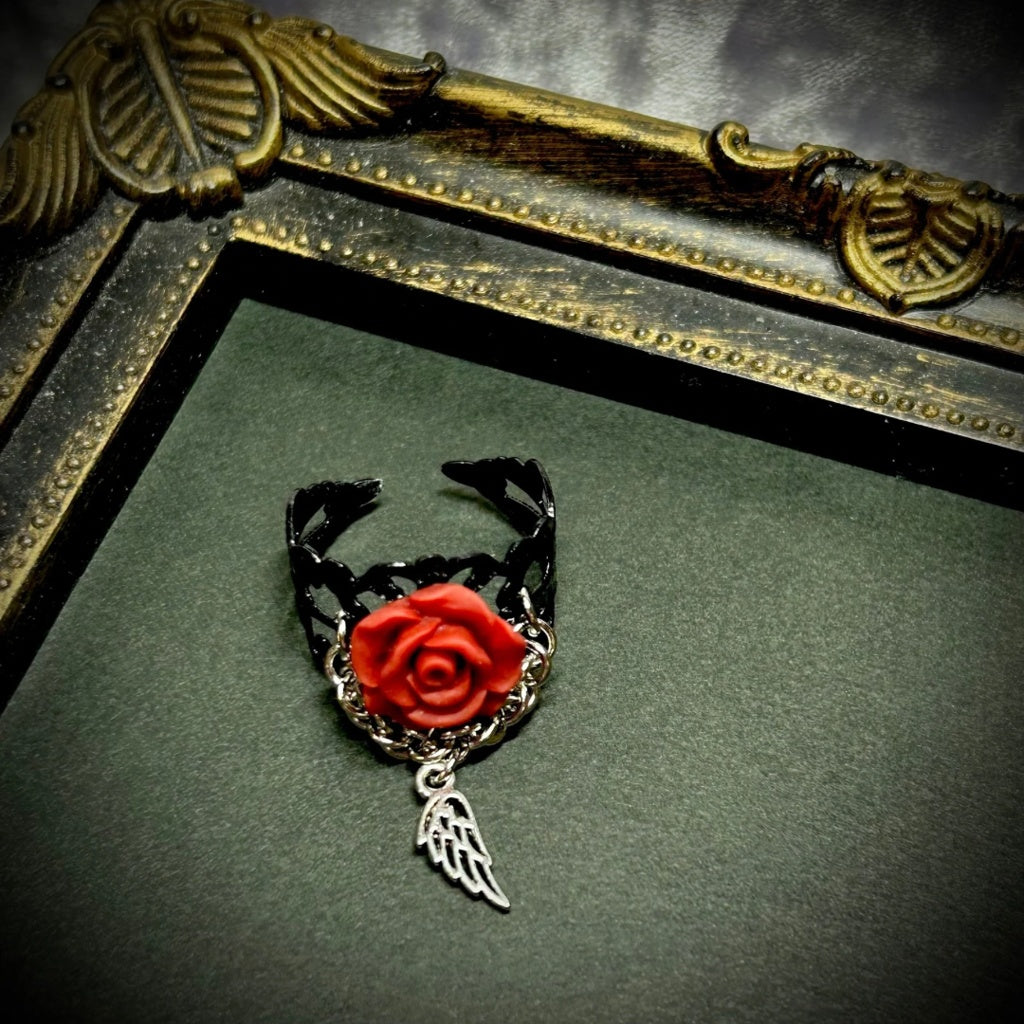 <01004>gothic ring (red/feather)