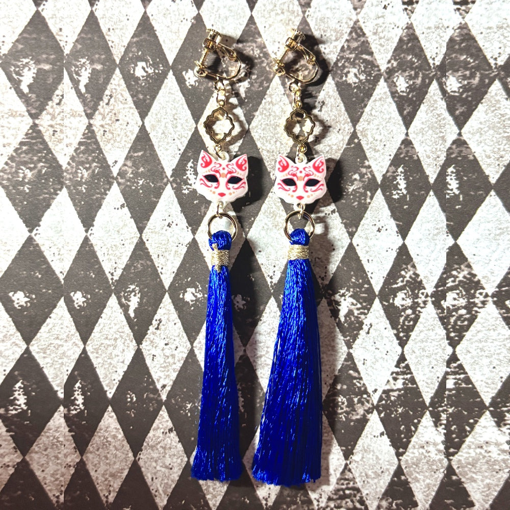 <24027>Black cat masks tassel clip-on earrings