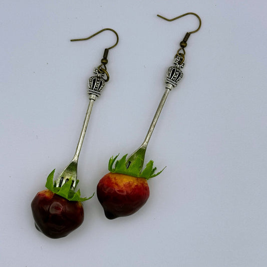 <18098>Strawberry Chocolate Earrings (Silver)