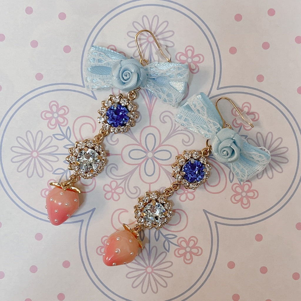 <13047>Shining three strands of earrings with swaying strawberries（Sapphire×Lt. Azore）