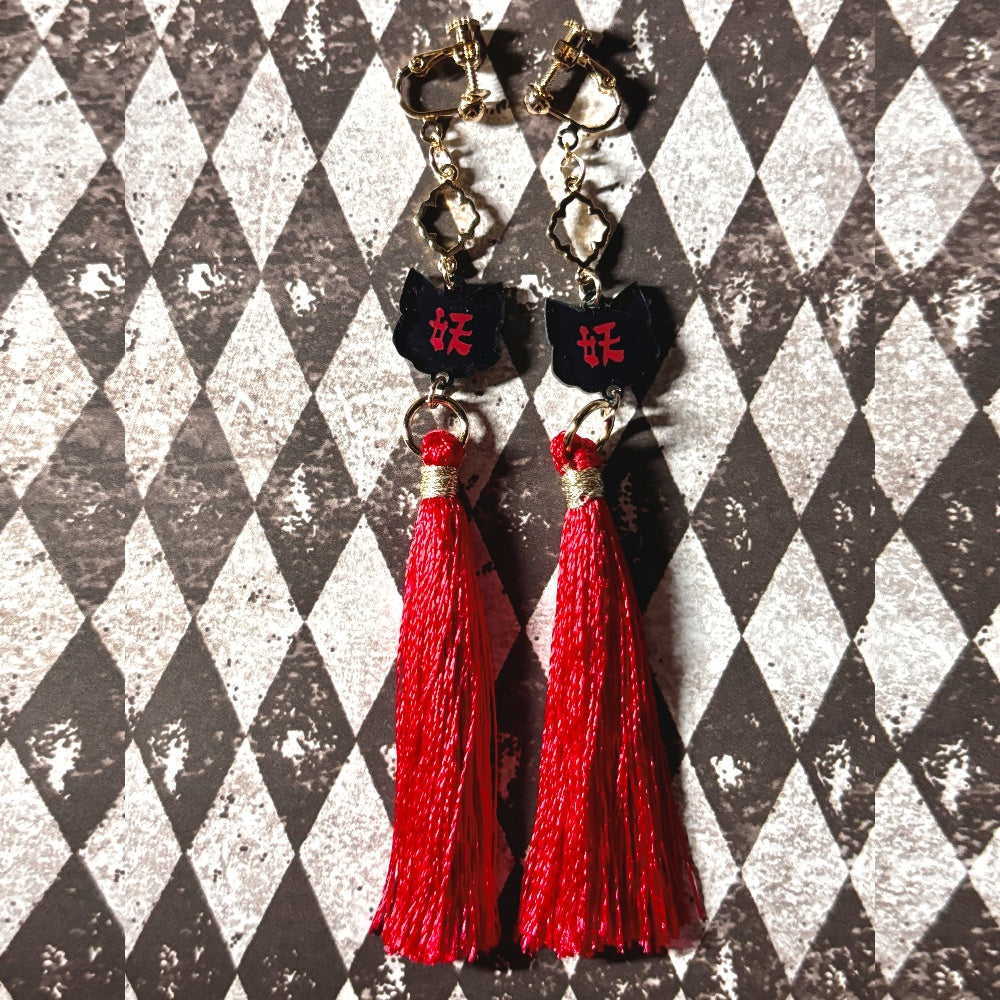 <24025>white cat masks tassel clip-on earrings