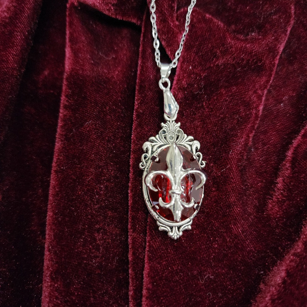 <11004>A jewel-like pendant with a royal crest