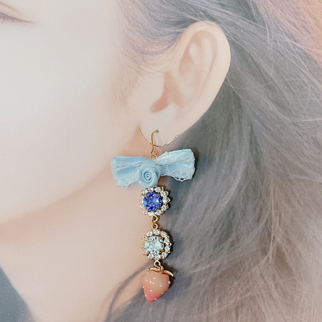 <13047>Shining three strands of earrings with swaying strawberries（Sapphire×Lt. Azore）