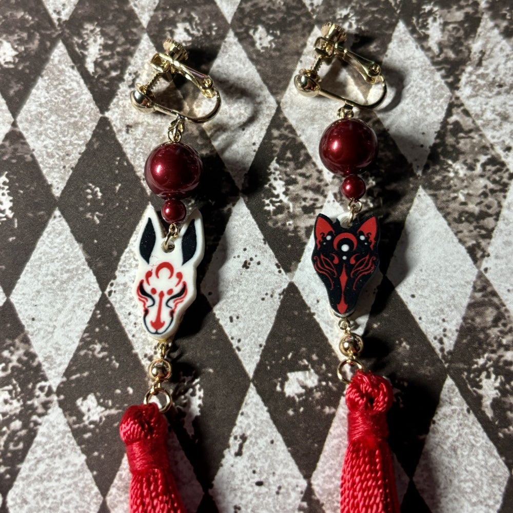 <24021>Yokai fox and rabbit masks tassel clip-on earrings(black fox/white rabbit)