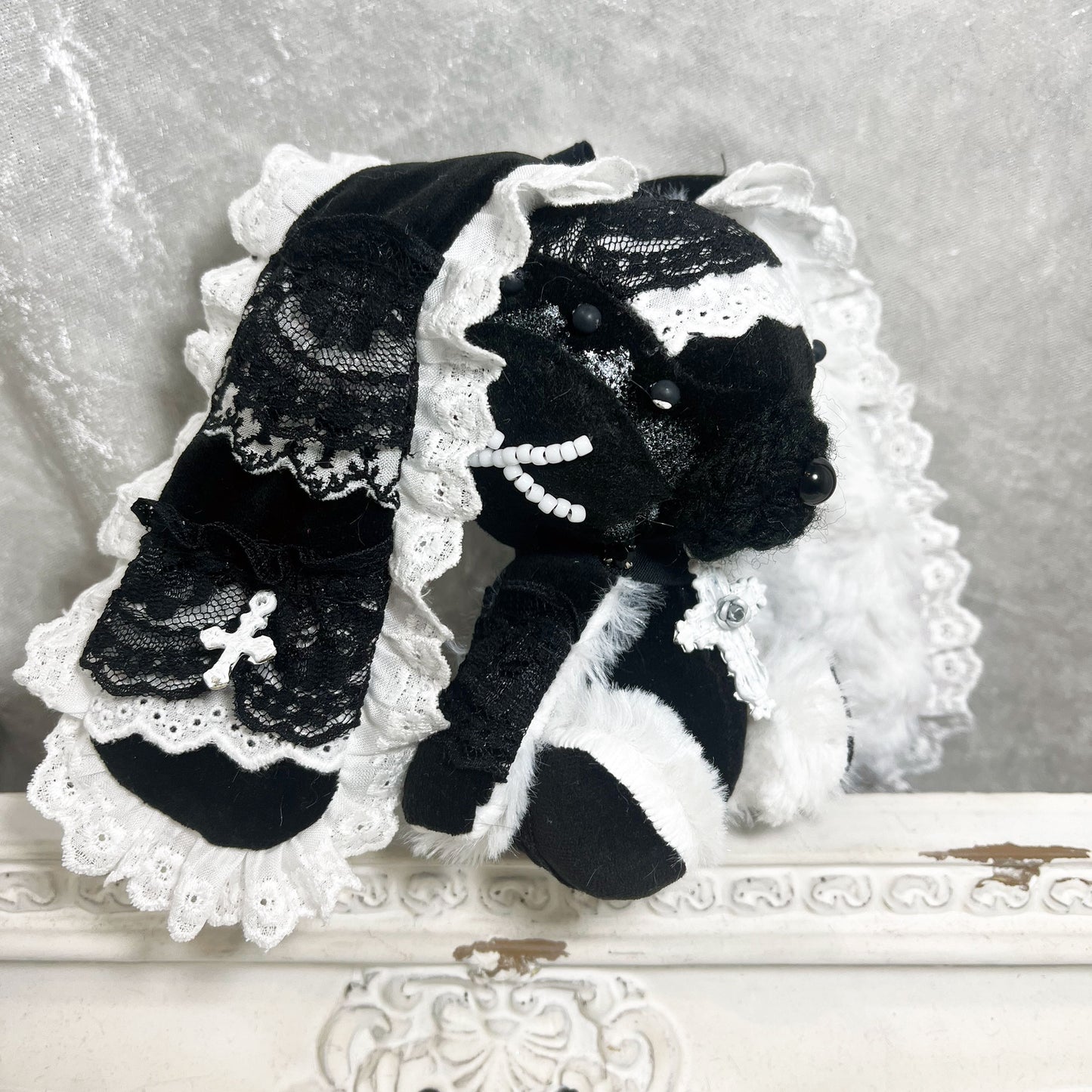 <34004>White lace on black SOPPY