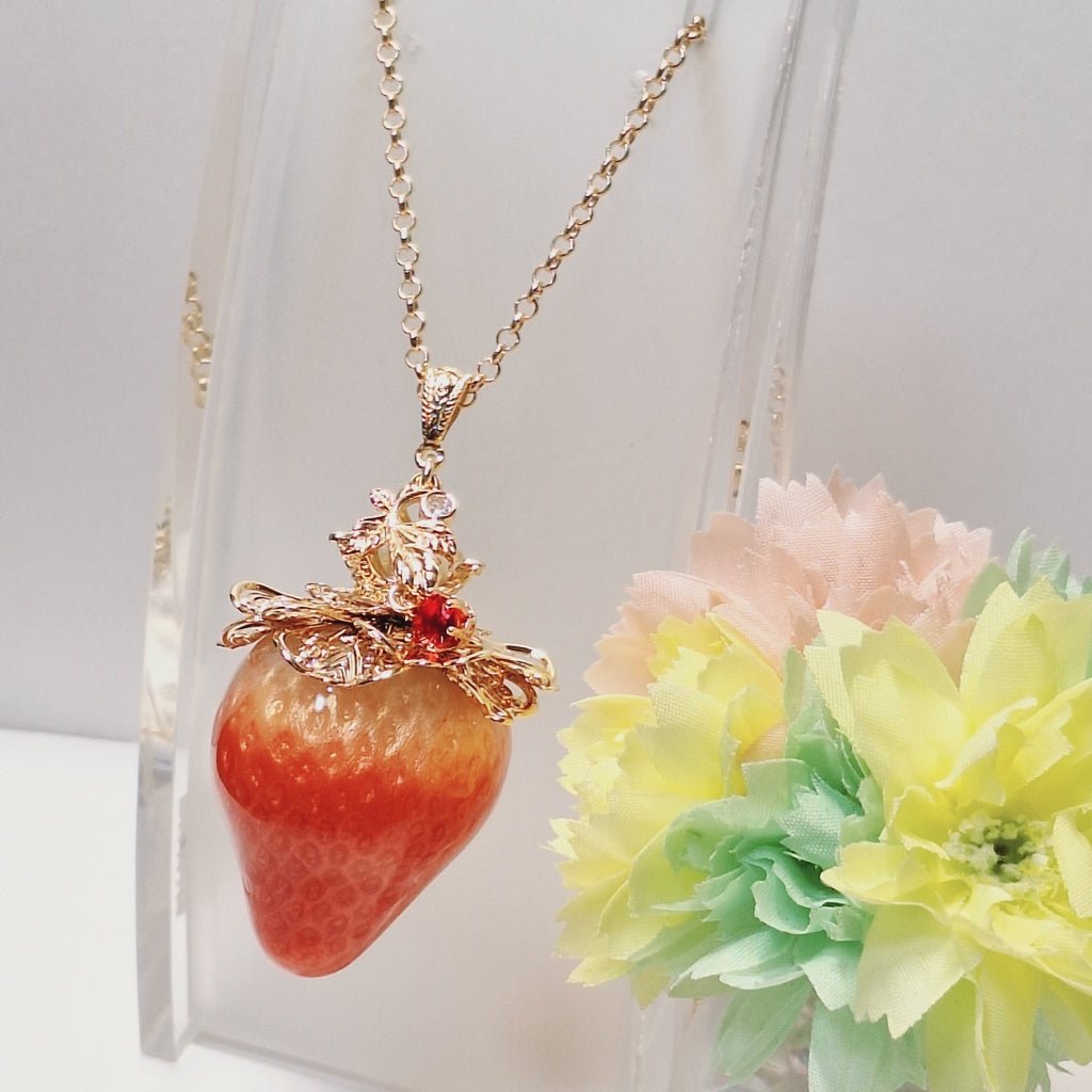 <19031>queen strawberry necklace