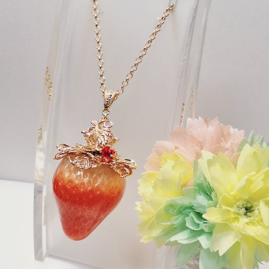 <19031>queen strawberry necklace