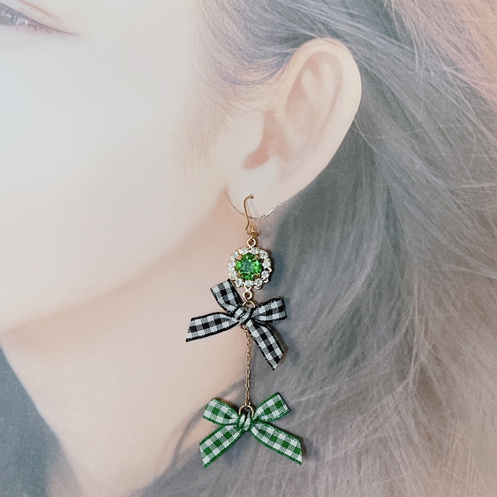 <13053>Girly earrings with swinging gingham ribbon（Green×Black）