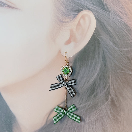 <13053>Girly earrings with swinging gingham ribbon（Green×Black）