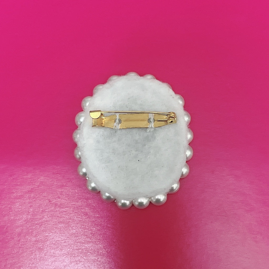 <13025>Pretentious lady's brooch