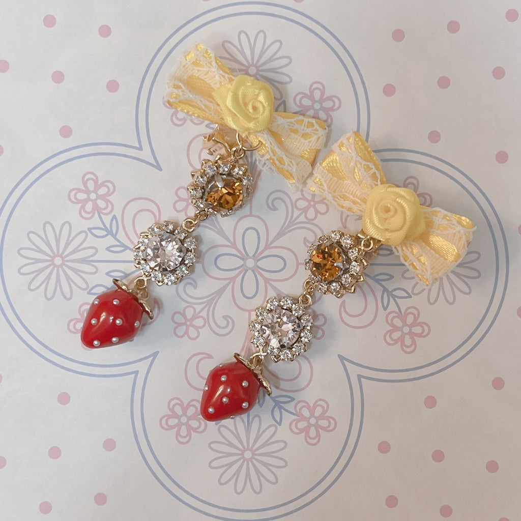 <13049>Shining three strands of clip-on earrings with swaying strawberries（Topaz×Lt. Silk）