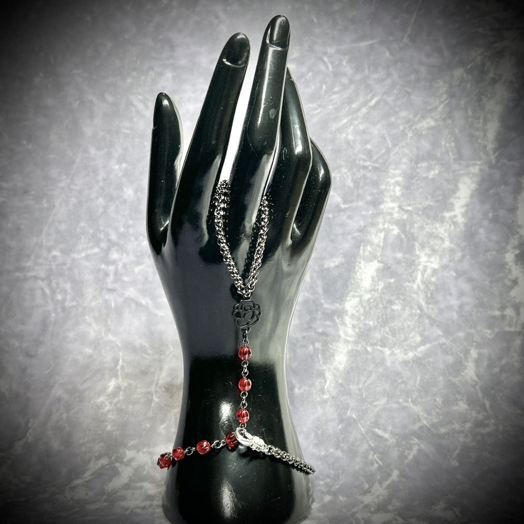 <01047>hand chain/black rose