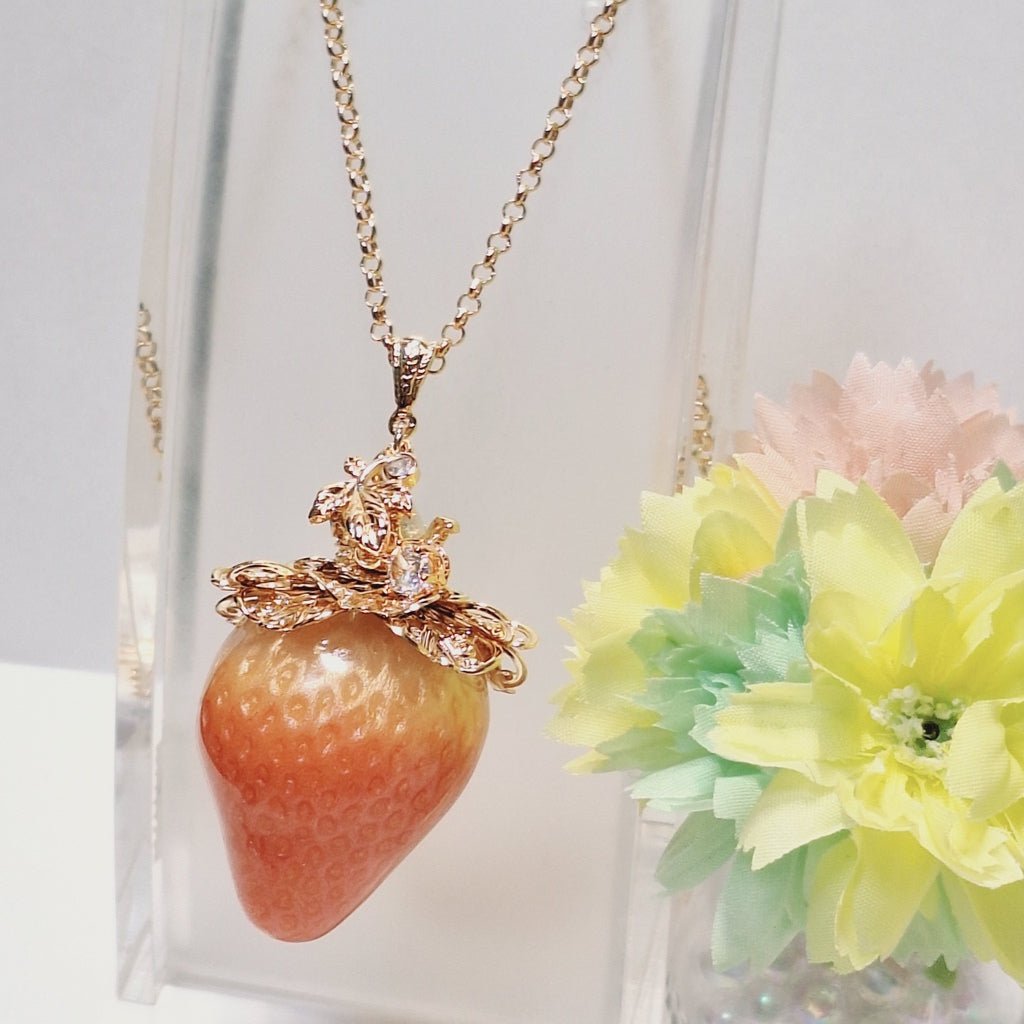 <19032>queen strawberry necklace