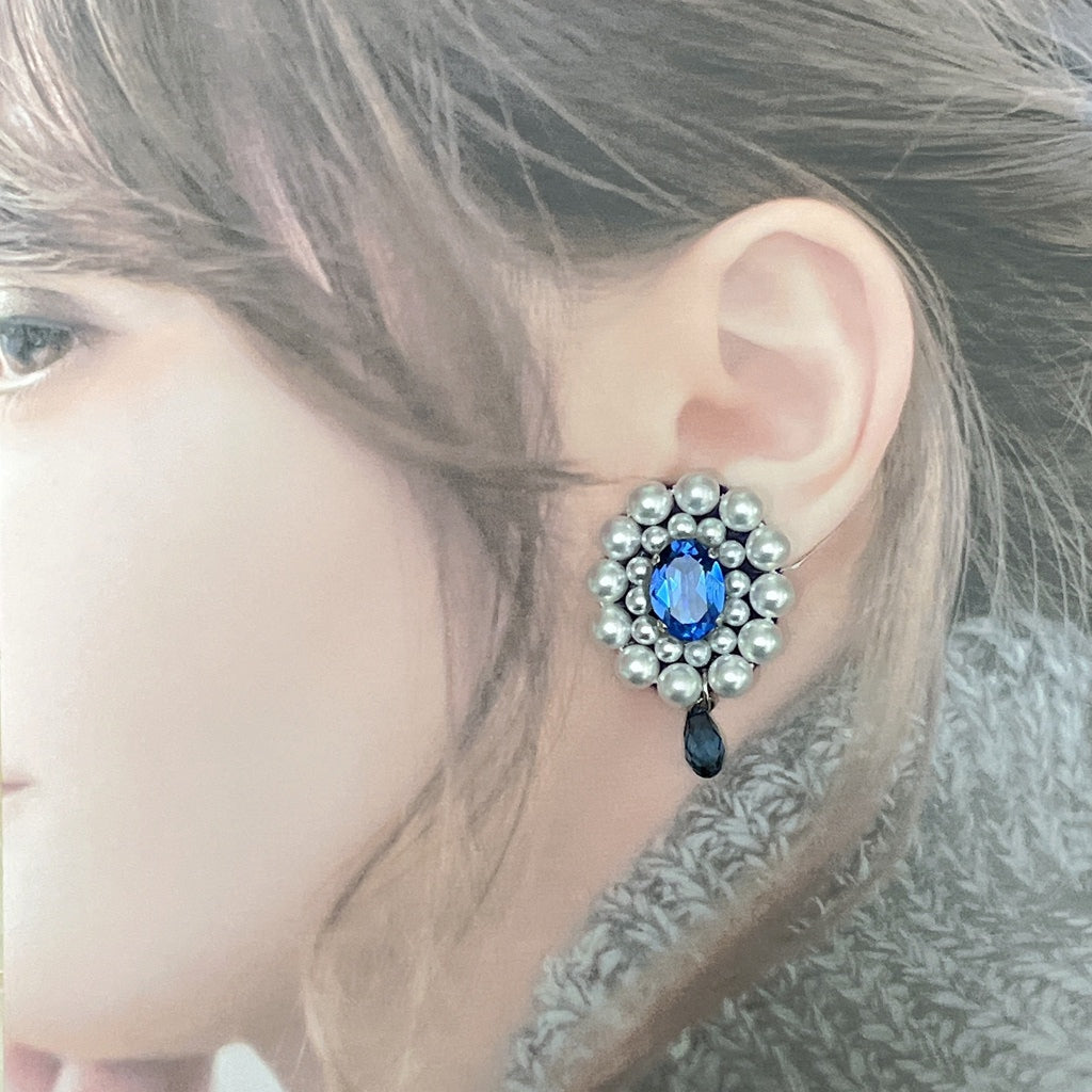 <13027>Pretentious lady's earrings（White×Blue）