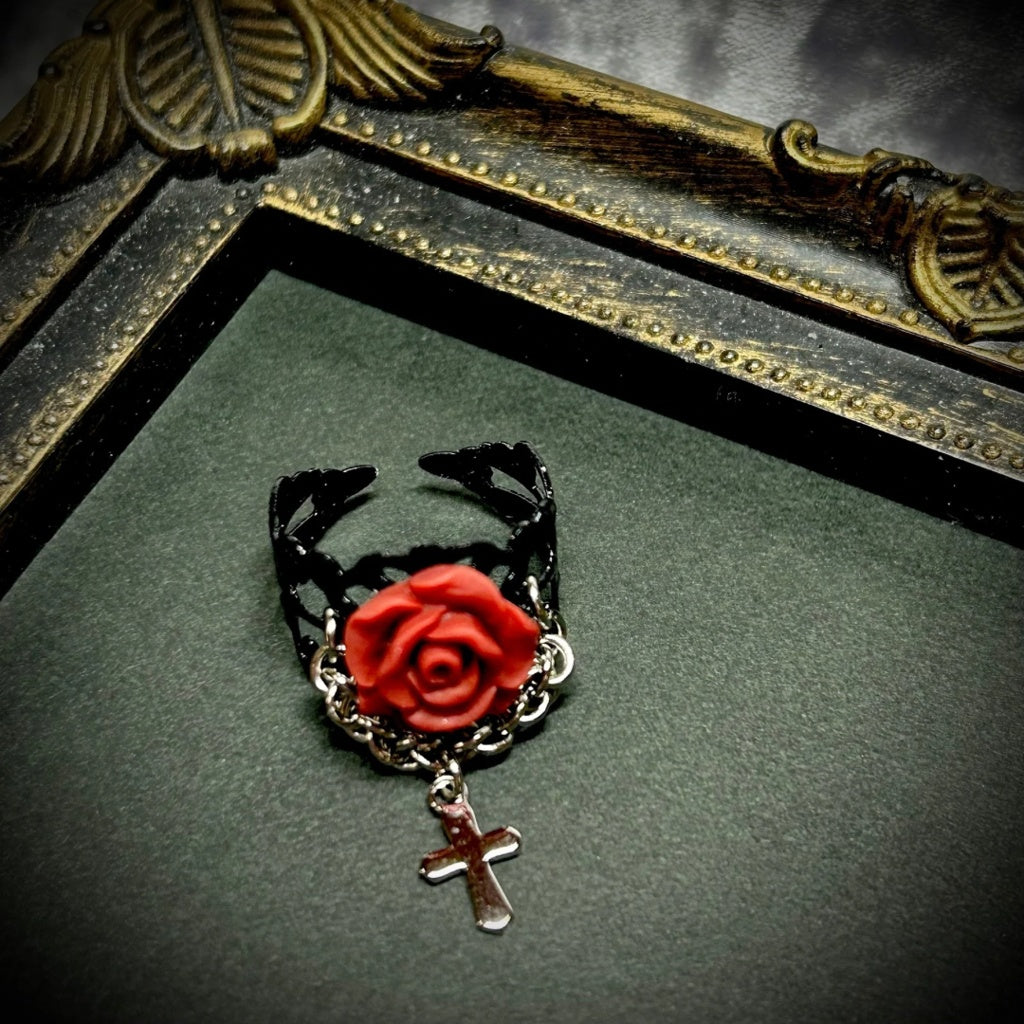 <01001>gothic ring (red/cross)