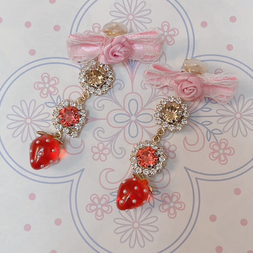 <13050>Shining three strands of clip-on earrings with swaying strawberries（Lt. Colorado Topaz×Papalachia）