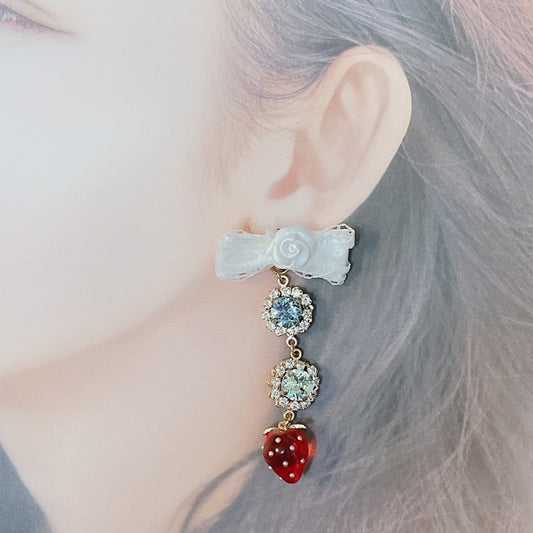 <13048>Shining three strands of earrings with swaying strawberries（Indian Sapphire×Chrysolite）