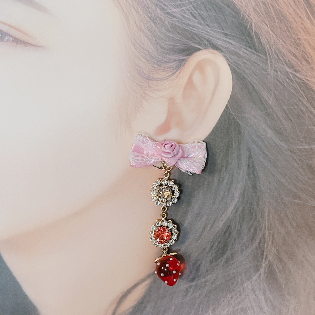 <13050>Shining three strands of clip-on earrings with swaying strawberries（Lt. Colorado Topaz×Papalachia）