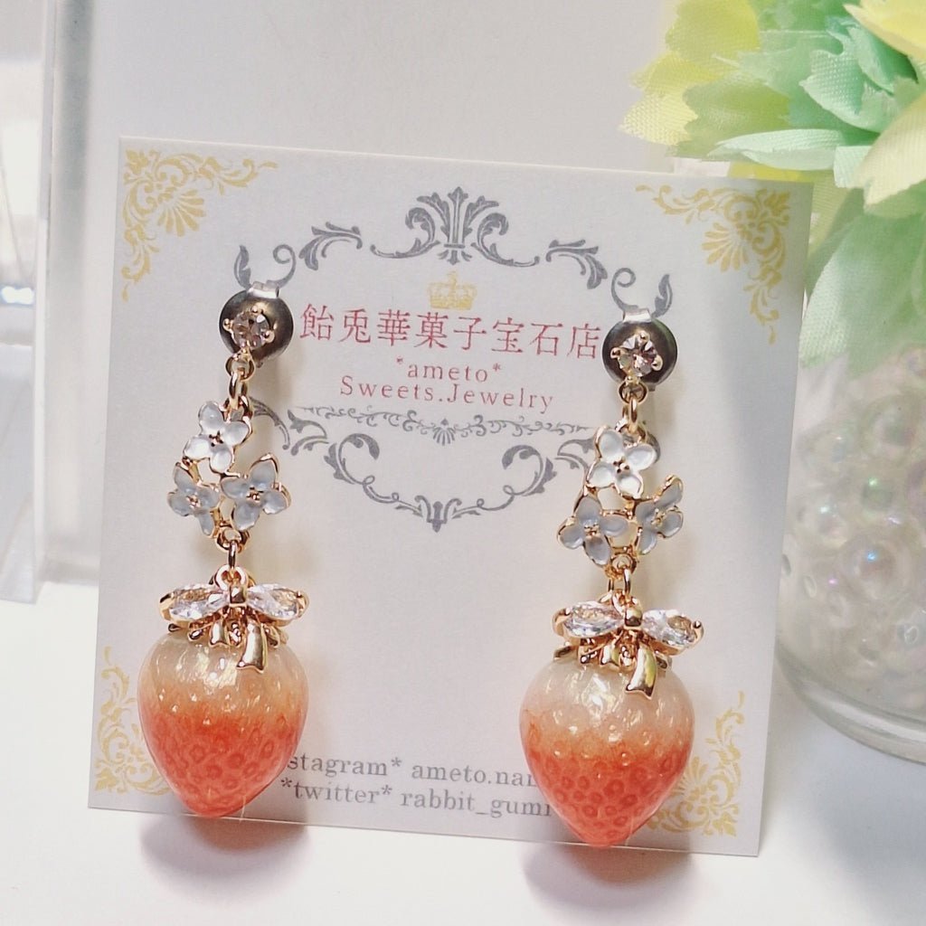 <19044>strawberry white flower earrings