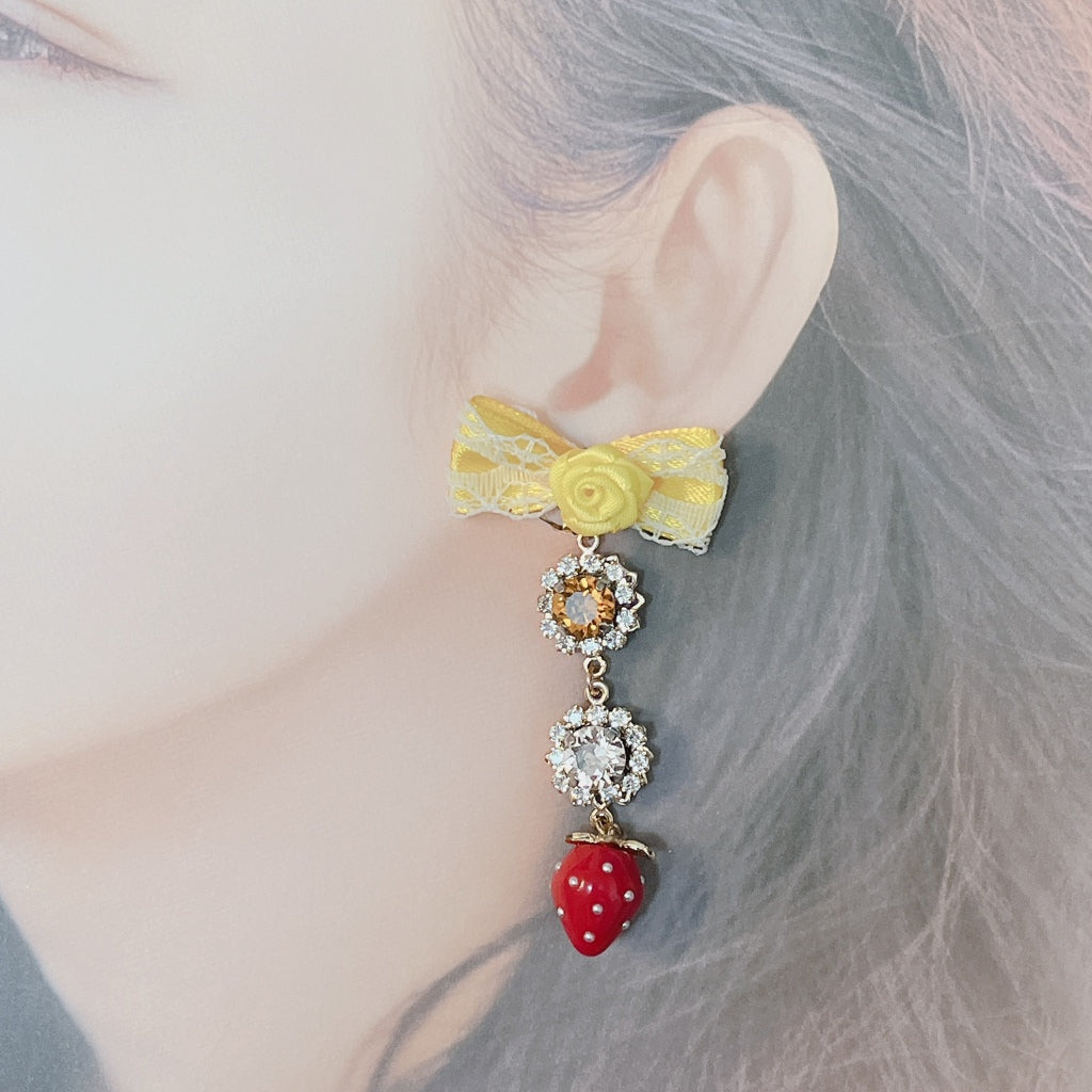 <13049>Shining three strands of clip-on earrings with swaying strawberries（Topaz×Lt. Silk）