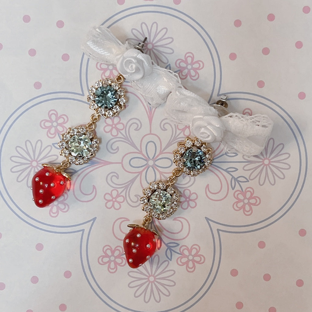 <13048>Shining three strands of earrings with swaying strawberries（Indian Sapphire×Chrysolite）