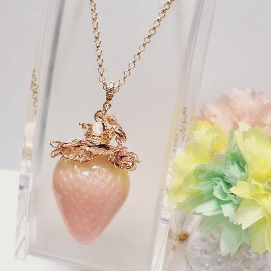 <19033>queen strawberry necklace