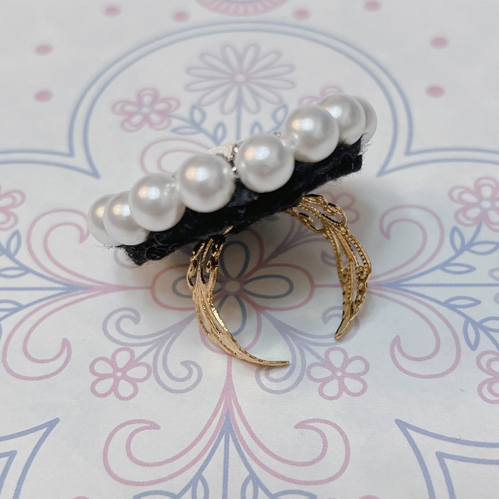 <13020>Pretentious lady's cameo ring（Black×Ivory）