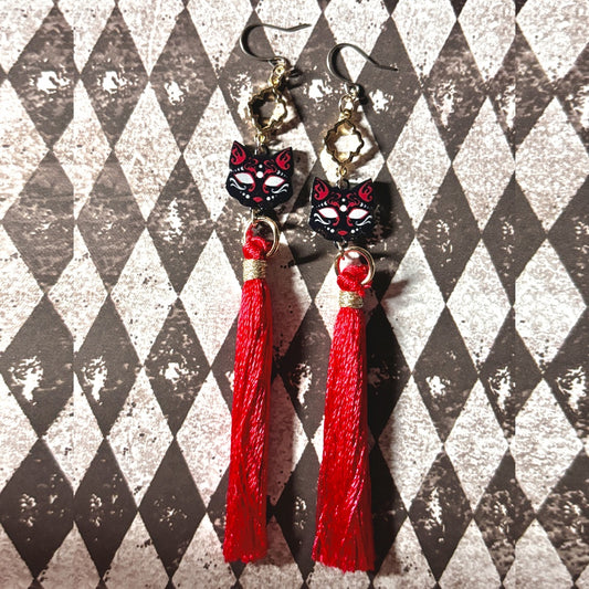 <24024>white cat masks tassel earrings