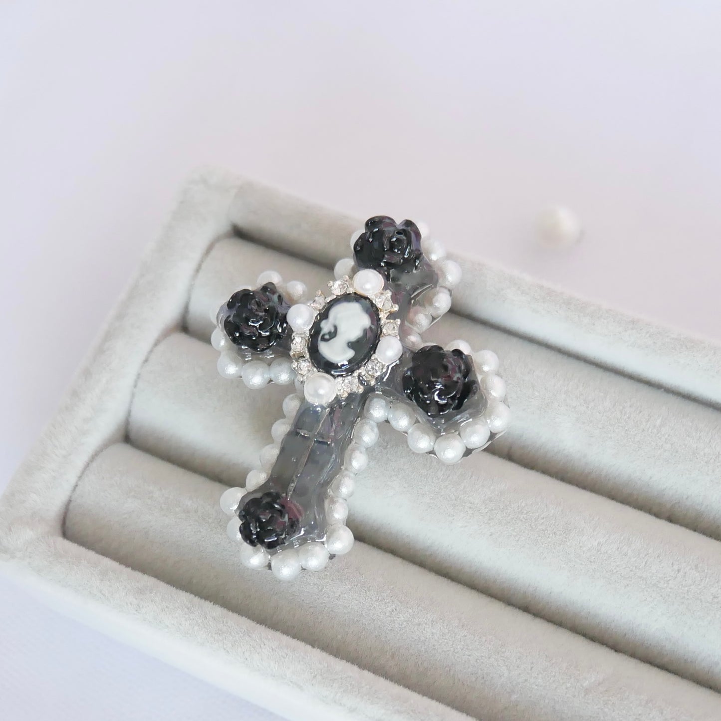 <15001>Cross ring (black cameo)