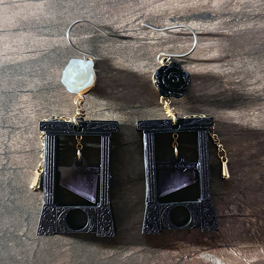 <24014>Guillotine earrings (black and white rose)