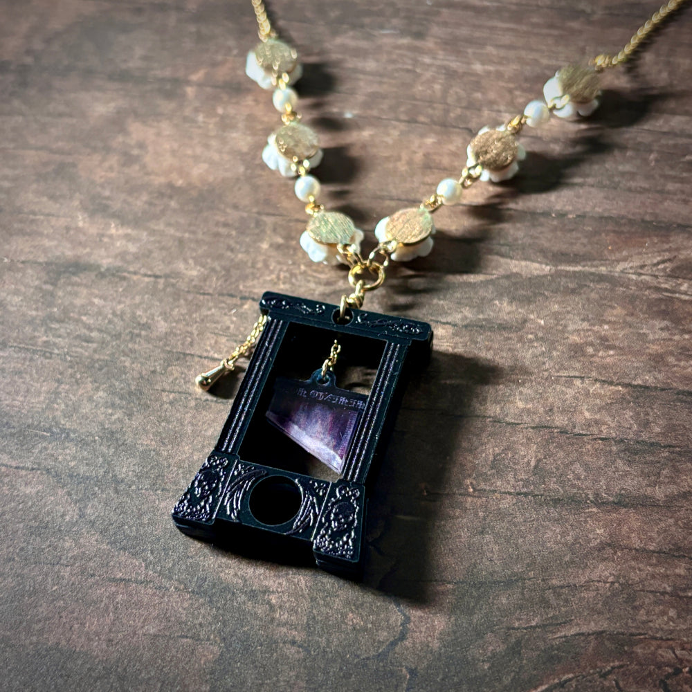 <24011>Guillotine Necklace (white rose)