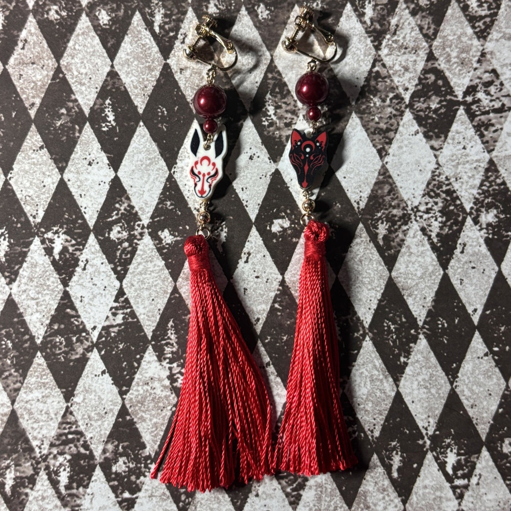 <24021>Yokai fox and rabbit masks tassel clip-on earrings(black fox/white rabbit)