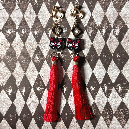 <24025>white cat masks tassel clip-on earrings