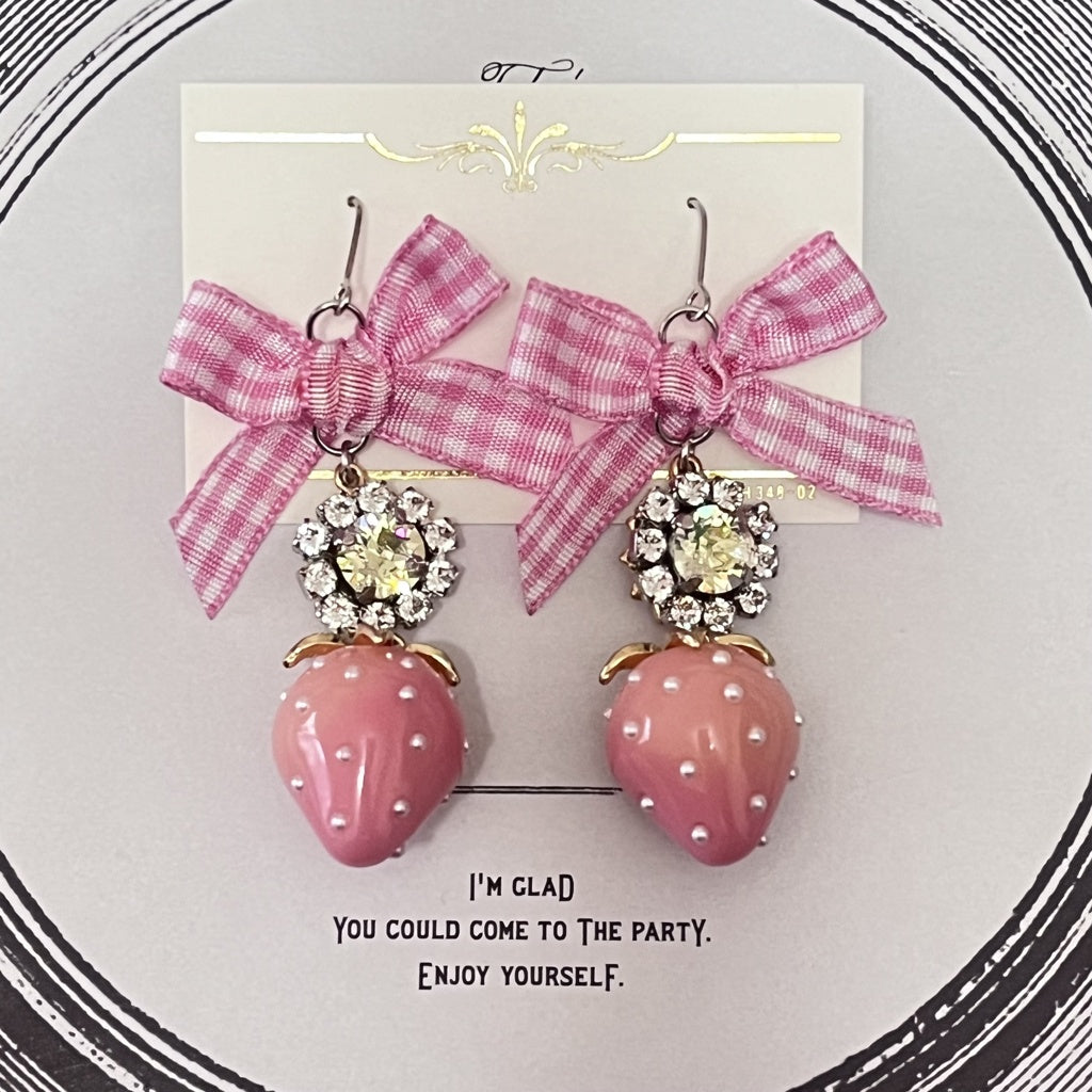 <13030>Liz's favorite strawberry earrings（Pink×Crystal×Pink Strawberry）