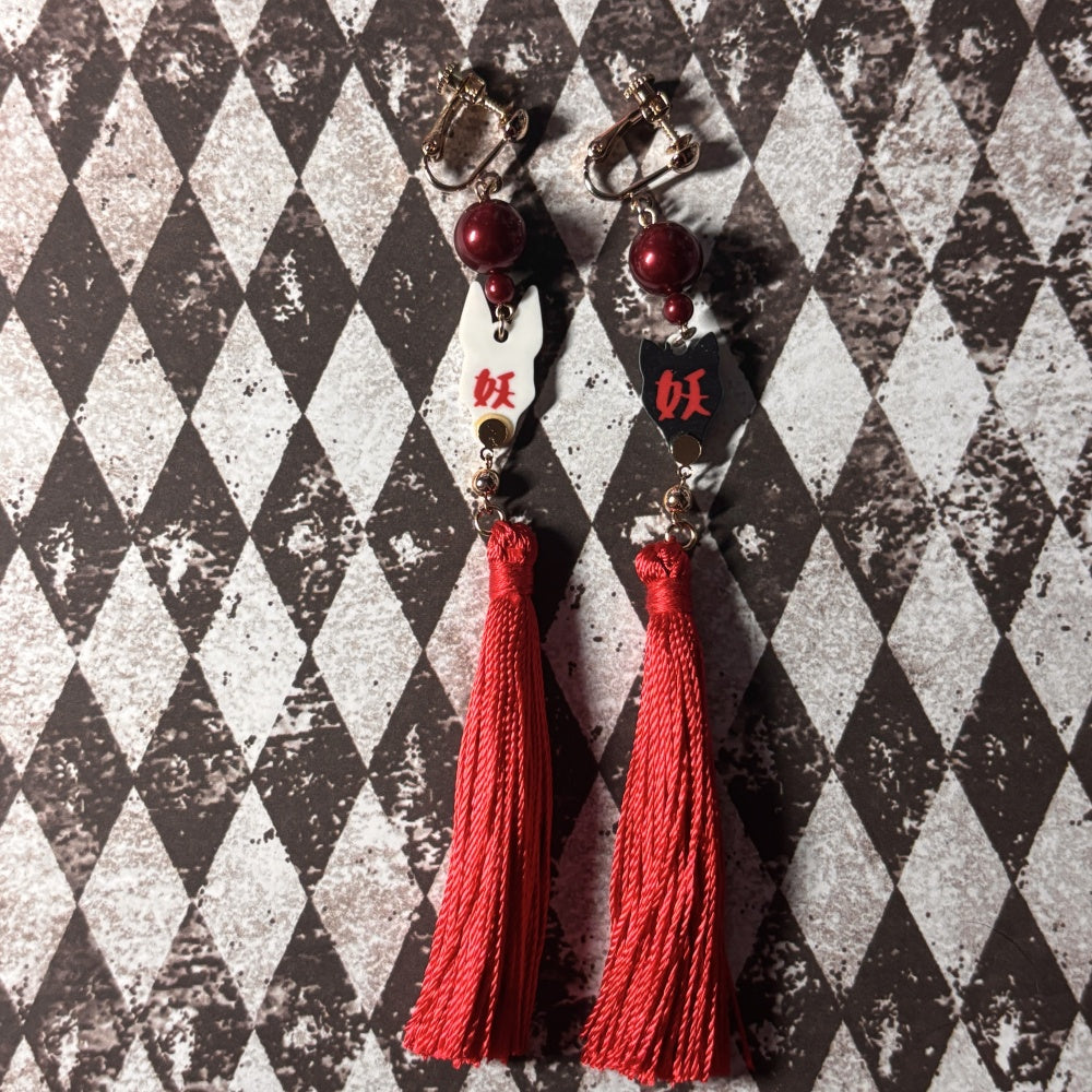 <24021>Yokai fox and rabbit masks tassel clip-on earrings(black fox/white rabbit)