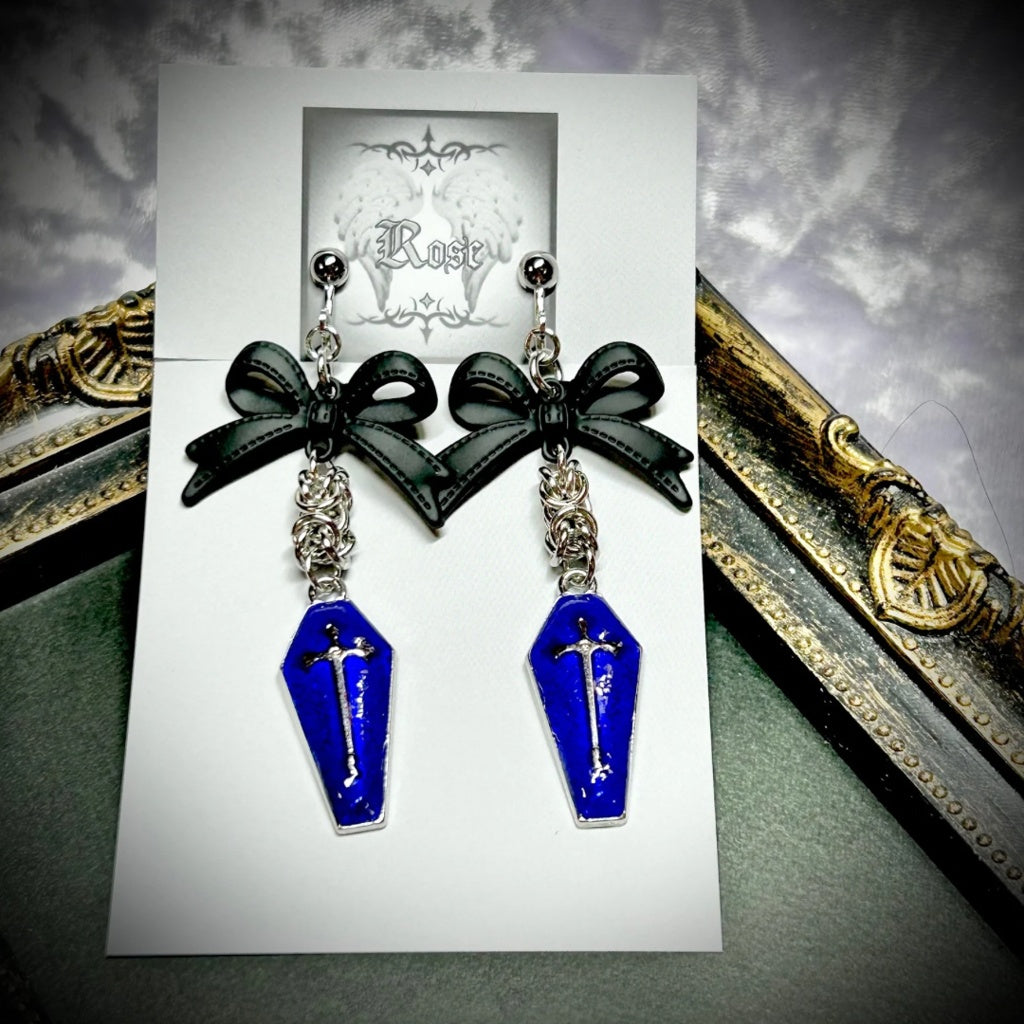 <01038>coffin&ribbon earclip(blue)