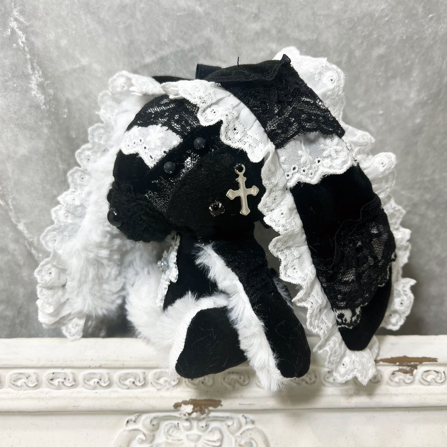 <34004>White lace on black SOPPY