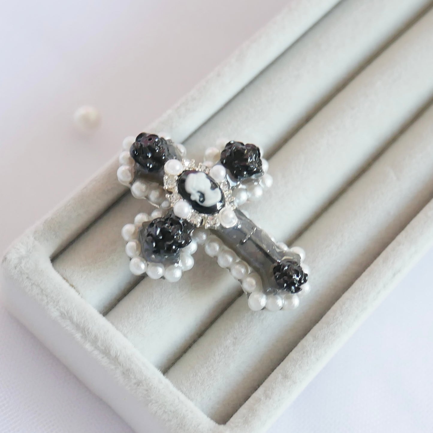 <15001>Cross ring (black cameo)