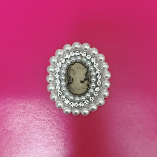 <13025>Pretentious lady's brooch